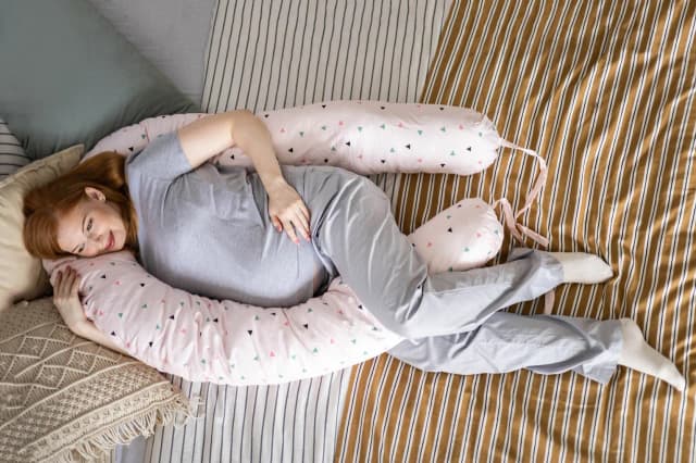 Poduszka ciążowa od kiedy? Sprawdź, kiedy naprawdę jest potrzebna Poduszka ciążowa od kiedy? Sprawdź, kiedy naprawdę jest potrzebna